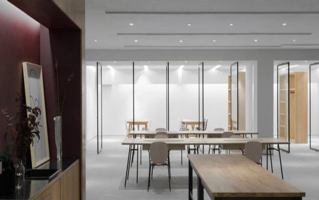 公裝行政人員在辦公室裝修施工現場的職責是什么？