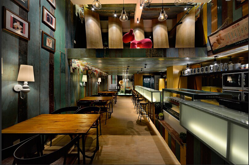 餐廳裝修是至關(guān)重要的,許多顧客消費(fèi)不單純就是來吃東西,有時候喜好一個良好的飲食環(huán)境。餐廳的裝修必須要有藝術(shù)創(chuàng)意風(fēng)格的講究這樣才能博人眼球吸引顧客,隨著著中國社會經(jīng)濟(jì)的高速發(fā)展,有部分中國人都越來越崇媚揚(yáng)外,藝術(shù)時尚風(fēng)格都偏向國外,什么西餐廳、壽司店、披薩店等等。在中國會有很多特色的西餐廳,不僅吸引外國客人,大多數(shù)還是吸引的中國客人,中國人喜歡這種對外國文化風(fēng)情的新鮮感,都想嘗試一下外國美食和文化。中國就有龐大的消防者群體,許多外國和中國投資者都開始了自己的創(chuàng)業(yè)之夢,特色餐廳現(xiàn)在也逐漸成為主流形式,餐廳的裝修需求也越來越多,下面華發(fā)小編帶您了解一下特色餐廳裝修要點(diǎn)。